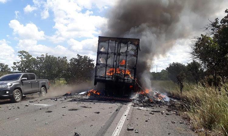 Caminhão pega fogo e carga é destruída em Passagem Franca