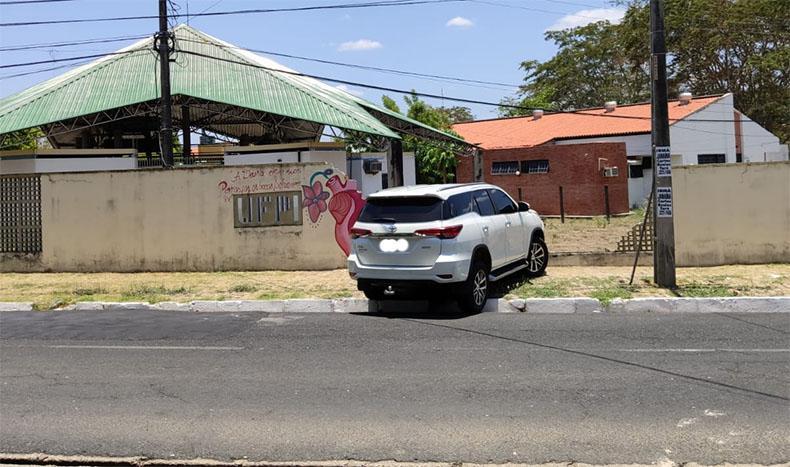 Homem é preso ao colidir no muro da universidade quando tentava escapar do flagrante da polícia