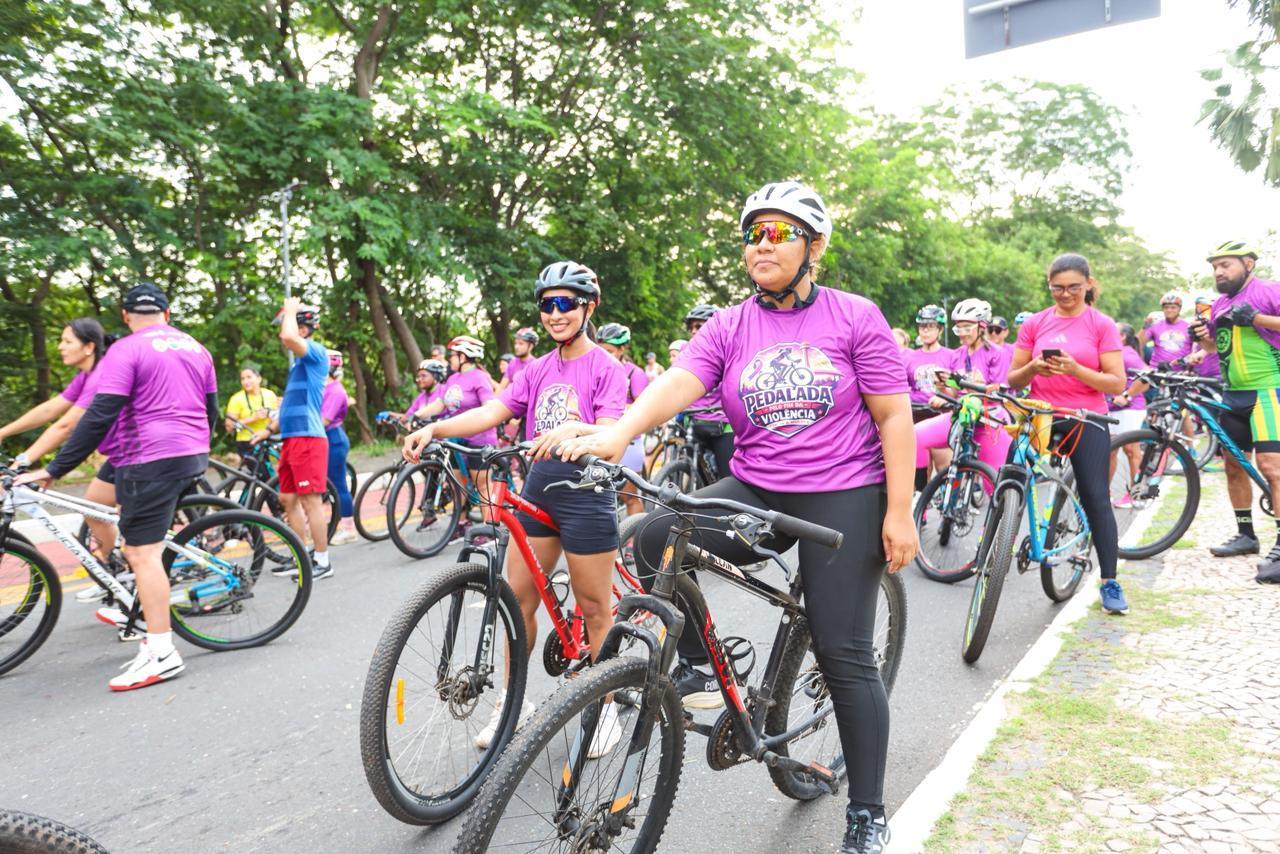Pedalada reuniu dezenas de pessoas em mobilização contra a violência à mulher na capital