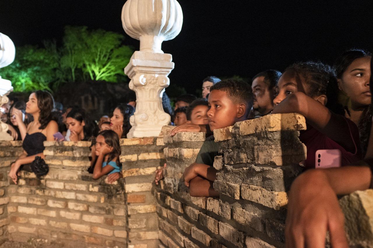 O espetáculo conta com elenco convidado de renome nacional, como Ana Lúcia Torre, Thiago Rodrigues e Totia Meireles