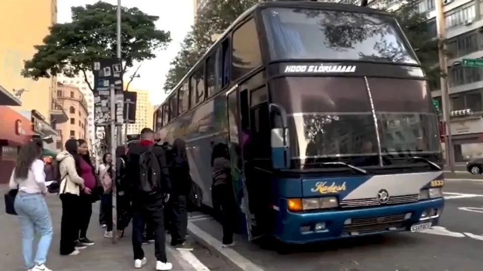Campanha ligada a Ricardo Nunes carrega servidores para comício