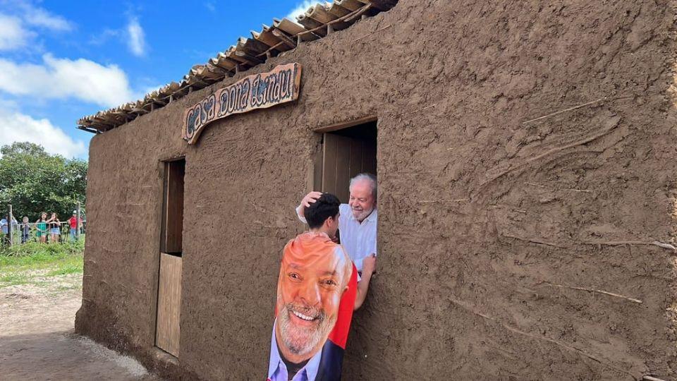 Lula na réplica da casa onde morou