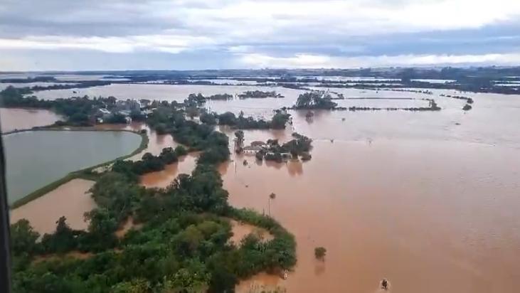 Avião da FAB sobrevoa região alagada após fortes chuvas no Rio Grande Sul  Crédito: Força Aérea Brasileira