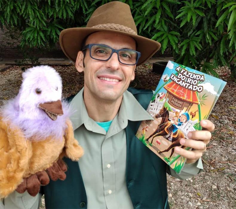 Vira-lata inspira veterinário a criar coleção de livros