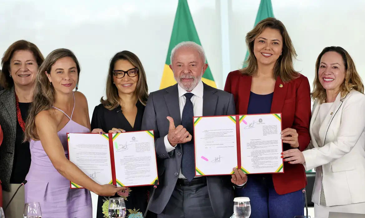 Cerimônia de assinatura de novas leis para fortalecer combate à violência contra mulheres aconteceu no Palácio do Planalto
