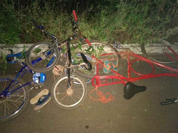 Ciclistas são atropelados por carro desgovernado