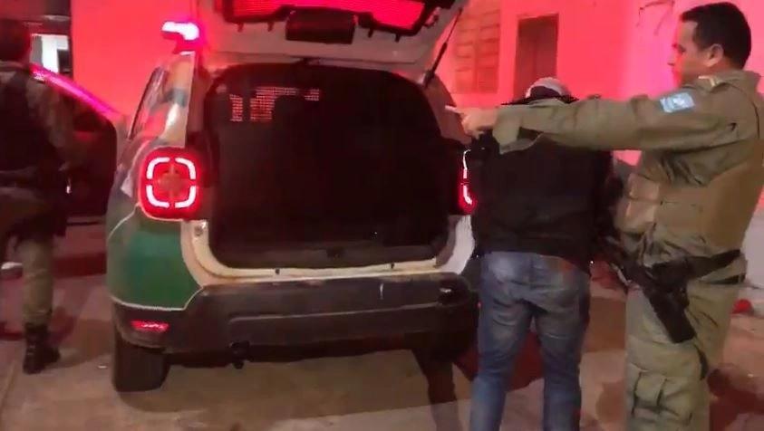Suspeito se disfarça de entregador para tentar assaltar casal