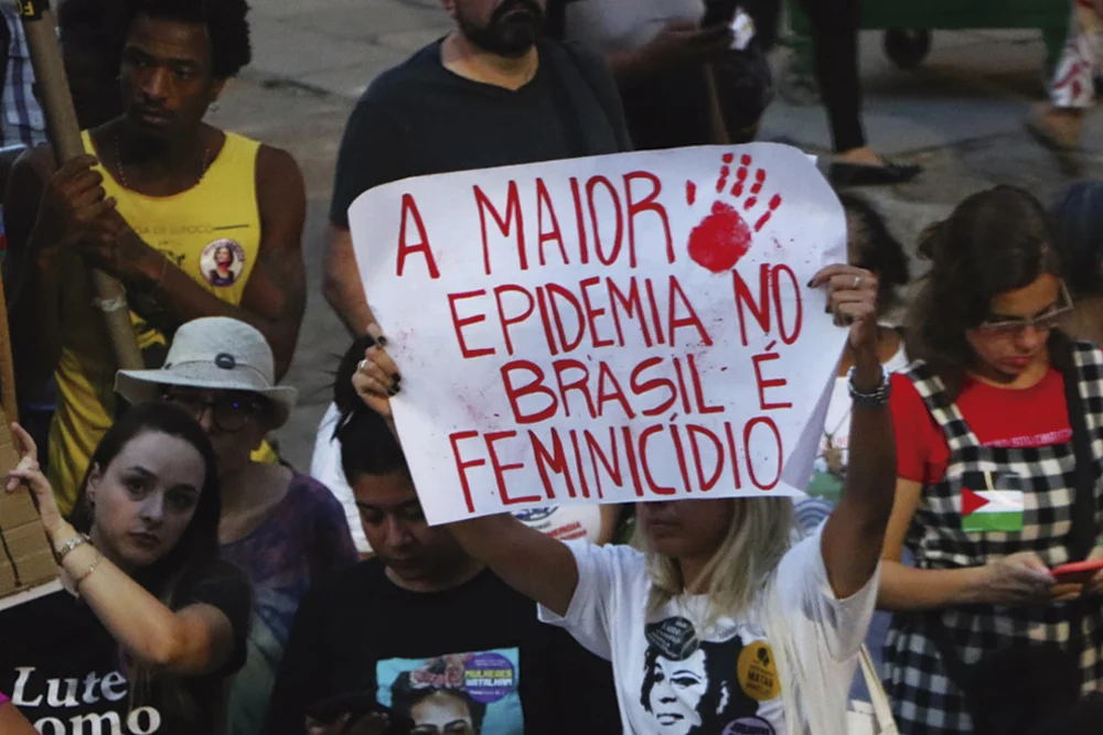 Brasil vive recorde de feminicídios em 2025, com quatro mulheres mortas por dia