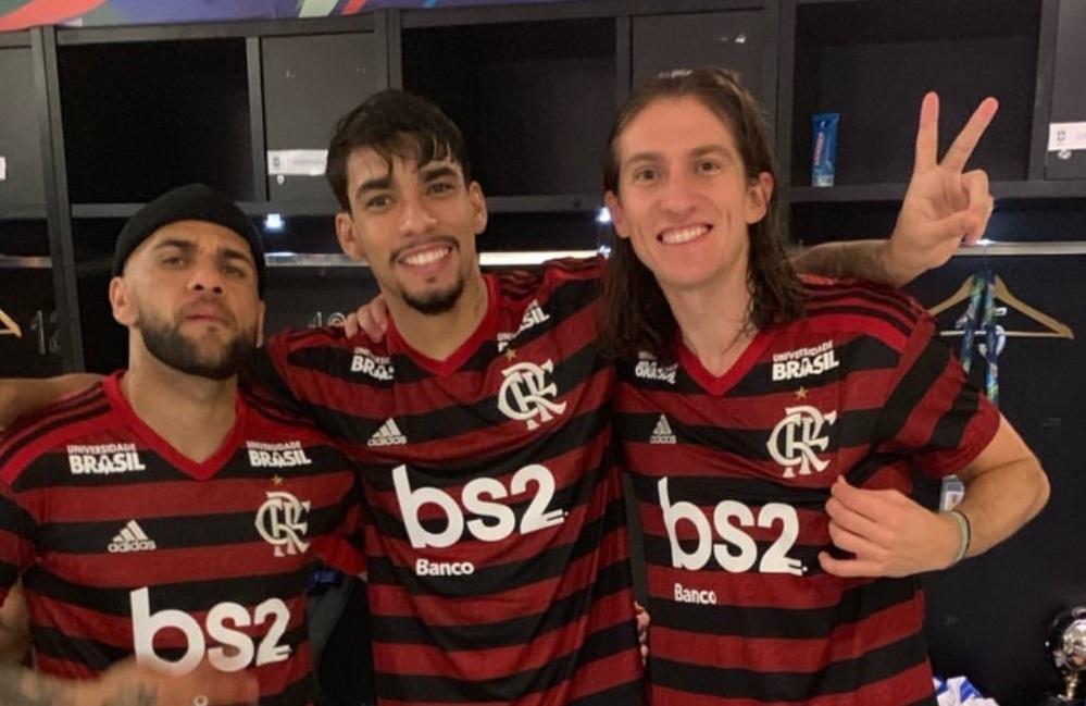 Daniel Alves, Paquetá e Felipe Luis com o "manto"