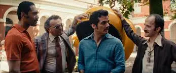 Cena de "O Agente Secreto"  -  filme premiado no Festival de Cannes 2025 nas categorias de melhor direção e melhor ator e está na lista