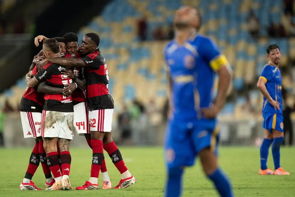Jogadores do Flamengo comemoram um gol sobre o Sampaio Corrêa