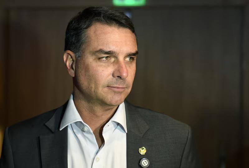 Flávio Bolsonaro aponta Brasil como trunfo dos EUA na guerra por minerais críticos