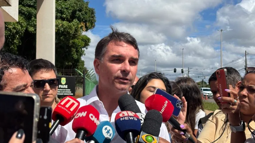 Flavio Bolsonaro em comitiva