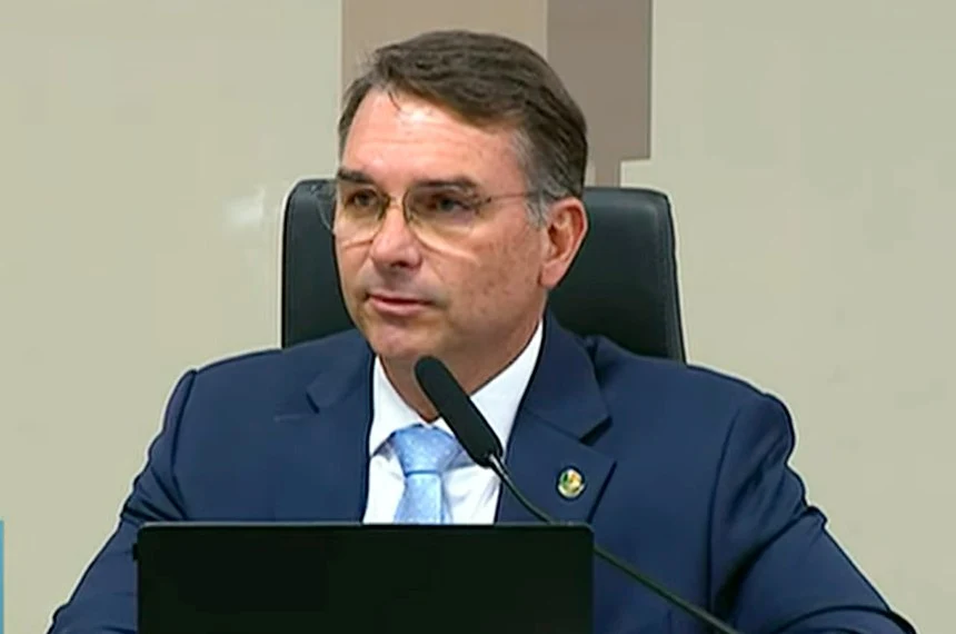 Deputado pede apreensão do passaporte de Flávio Bolsonaro