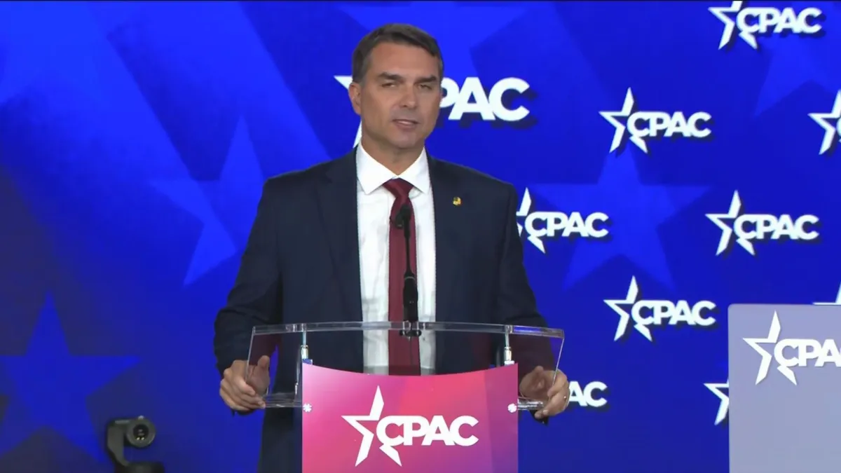 Flávio Bolsonaro durante discurso na CPAC 2026