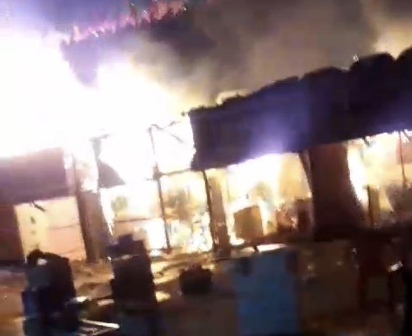 As faíscas caíram sobre as palhas que cobriam as barracas e o fogo se espalhou rapidamente