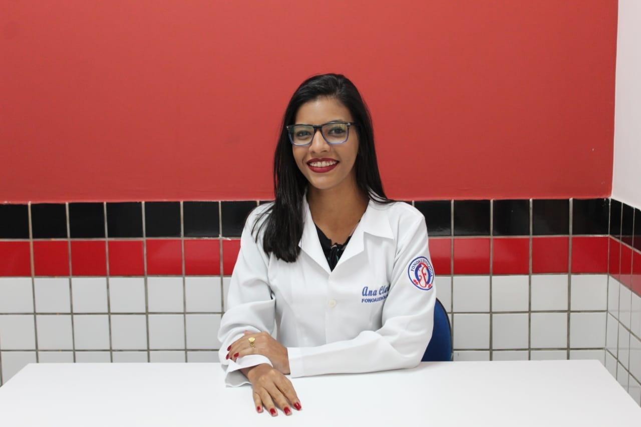 Uso excessivo de fone de ouvido é um dos motivos para casos de surdez, segundo Ana Clara Moura
