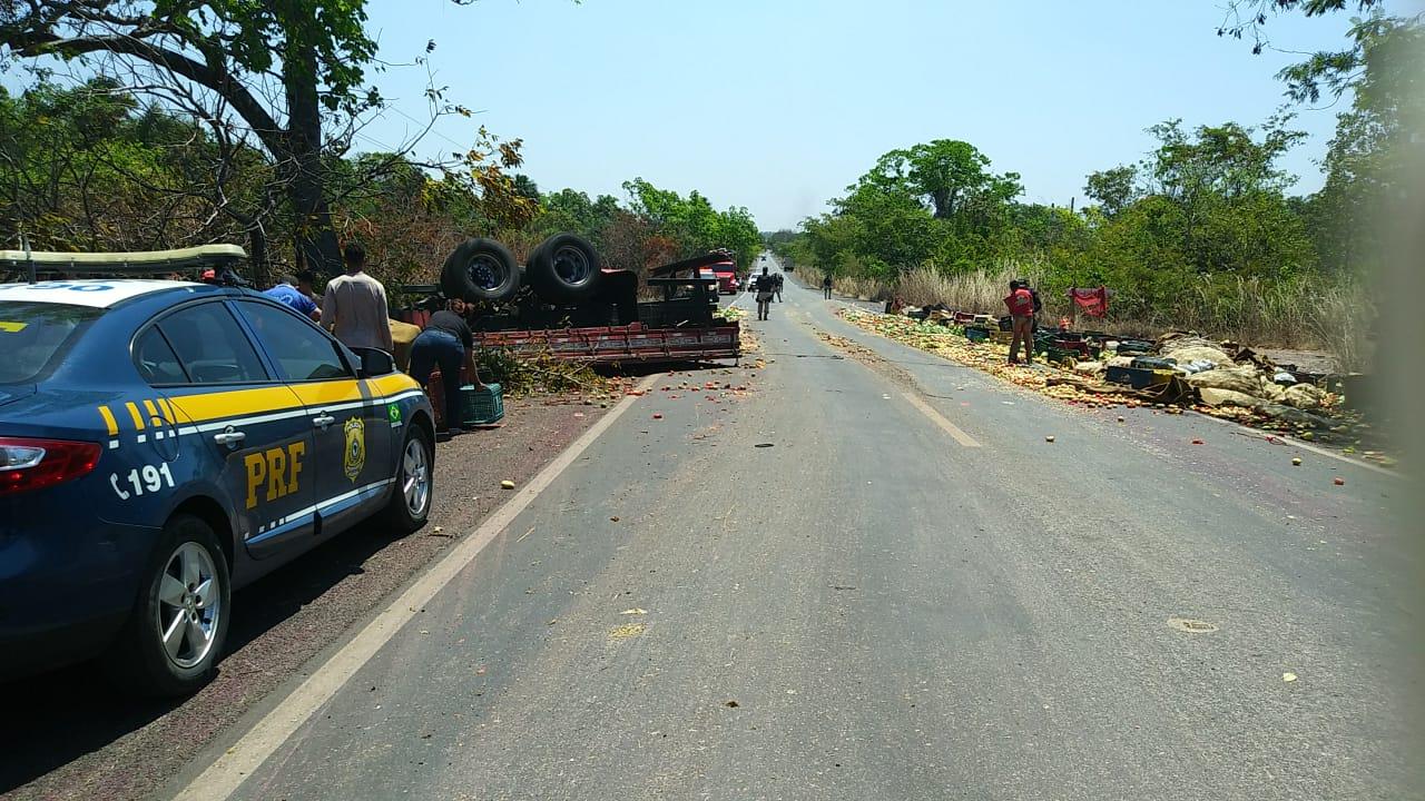 Acidente envolvendo dois caminhões