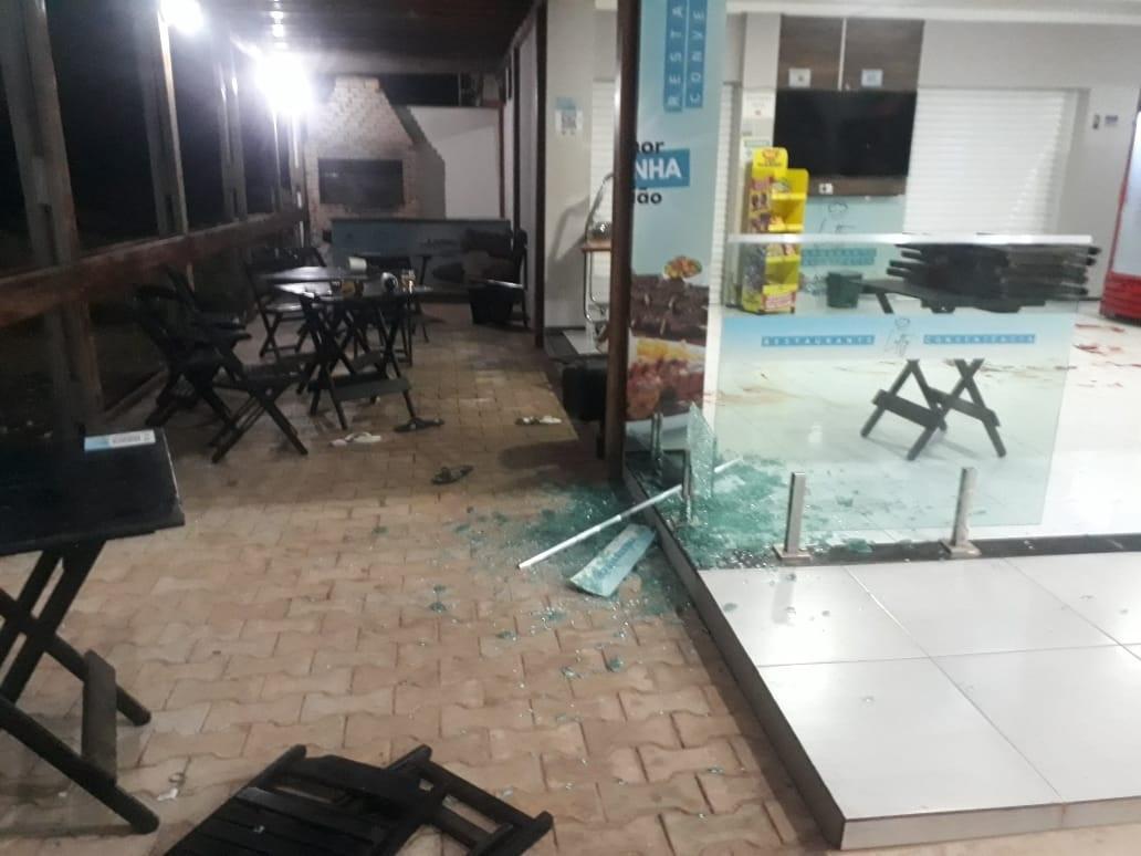 Parte da vidraça do estabelecimento foi destruída