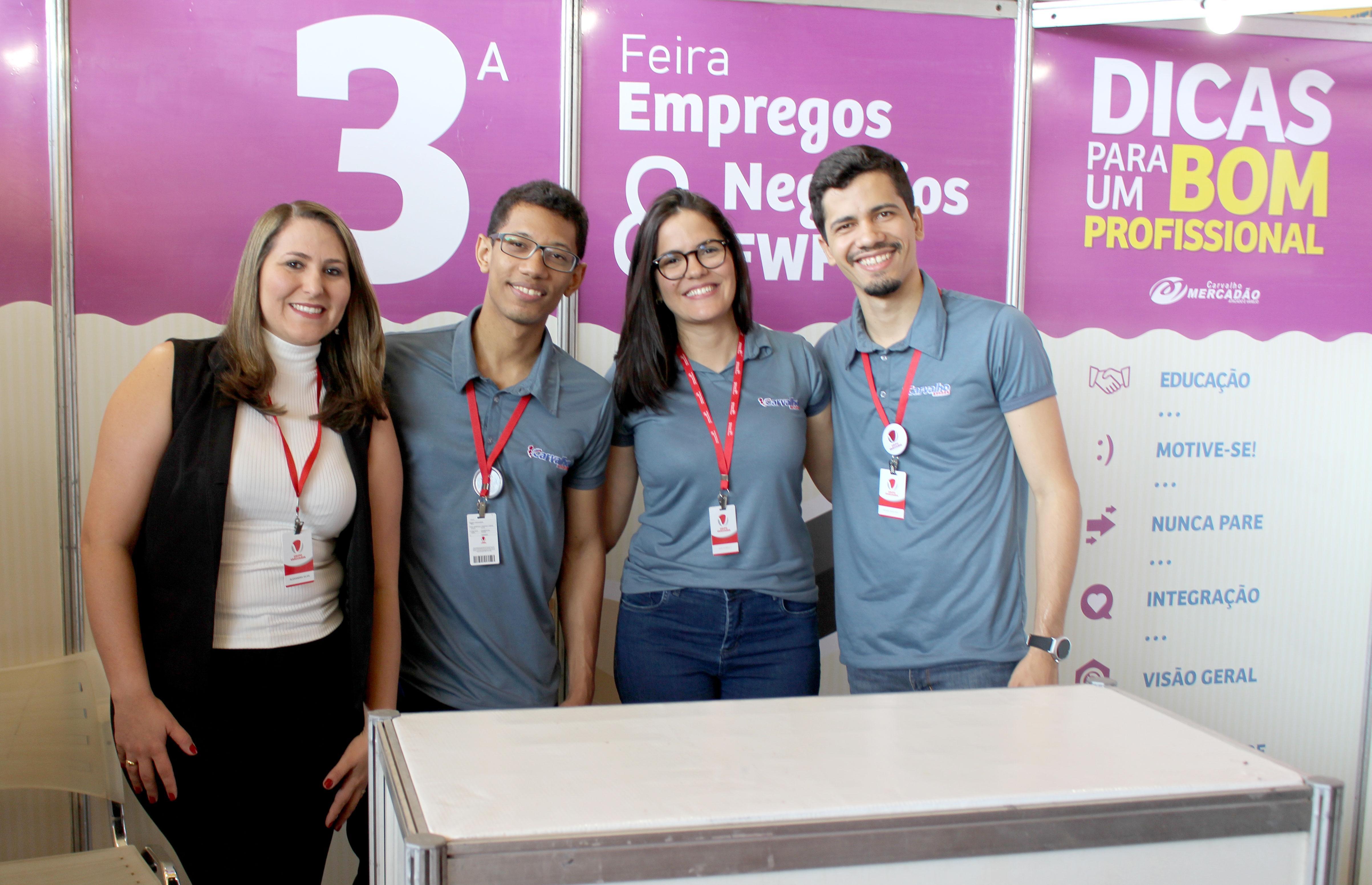 Gerente de marketing, Alexandra Aguiar, e coordenadora de RH, Ana Sybelly ao lado de colaboradores responsáveis pela seleção dos candidatos