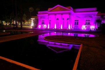 Palácio de Karnak recebe iluminação especial pelo Outubro Rosa