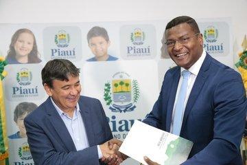 Governador Wellington Dias e representantes da empresa Enerside