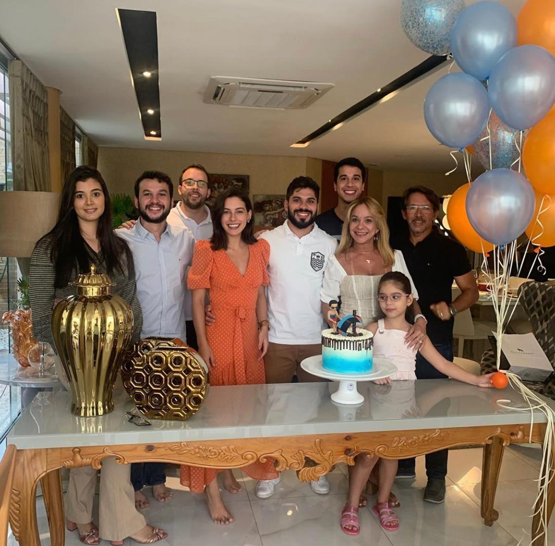 Lucas Lopes recebendo o carinho da mãe, a farmacêutica e empresária Soraya Aguiar, pela passagem do aniversário do filho. ⁣