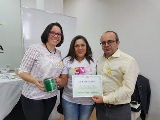 Palestrante recebe certificado das mãos do defensor-geral e subdefensora-geral