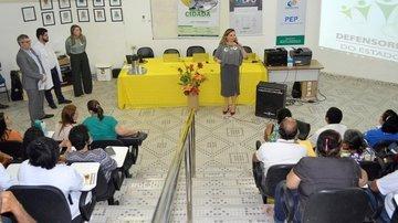 Patrícia Monte explica o projeto aos presentes no aditório do Areolino de Abreu