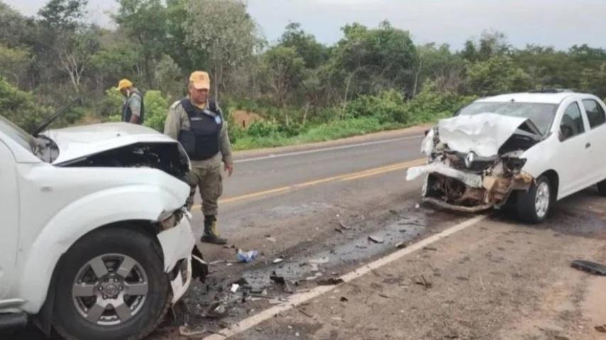 Aa colisão foi entre um Renault Logan e um Nissan Frontier