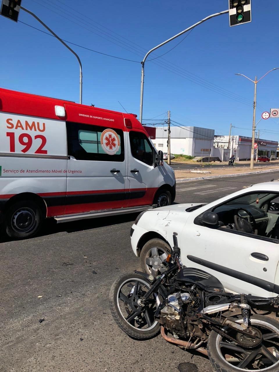 O motociclista teria avançado o sinal vermelho