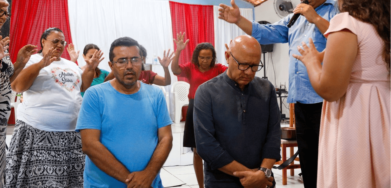 Franzé Silva participando de culto evangélico