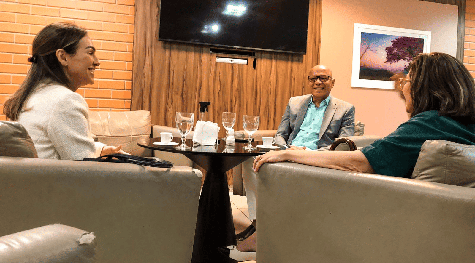 Primeira-dama do Piauí, Isabel Fonteles, e o presidente da Alepi, Franzé Silva, estiveram reunidos