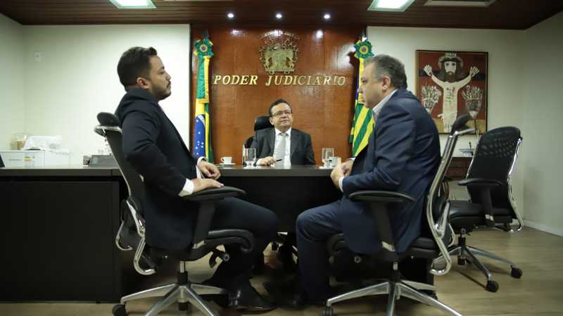 O secretário Florentino Neto assinou o termo aditivo junto com o TJ-PI