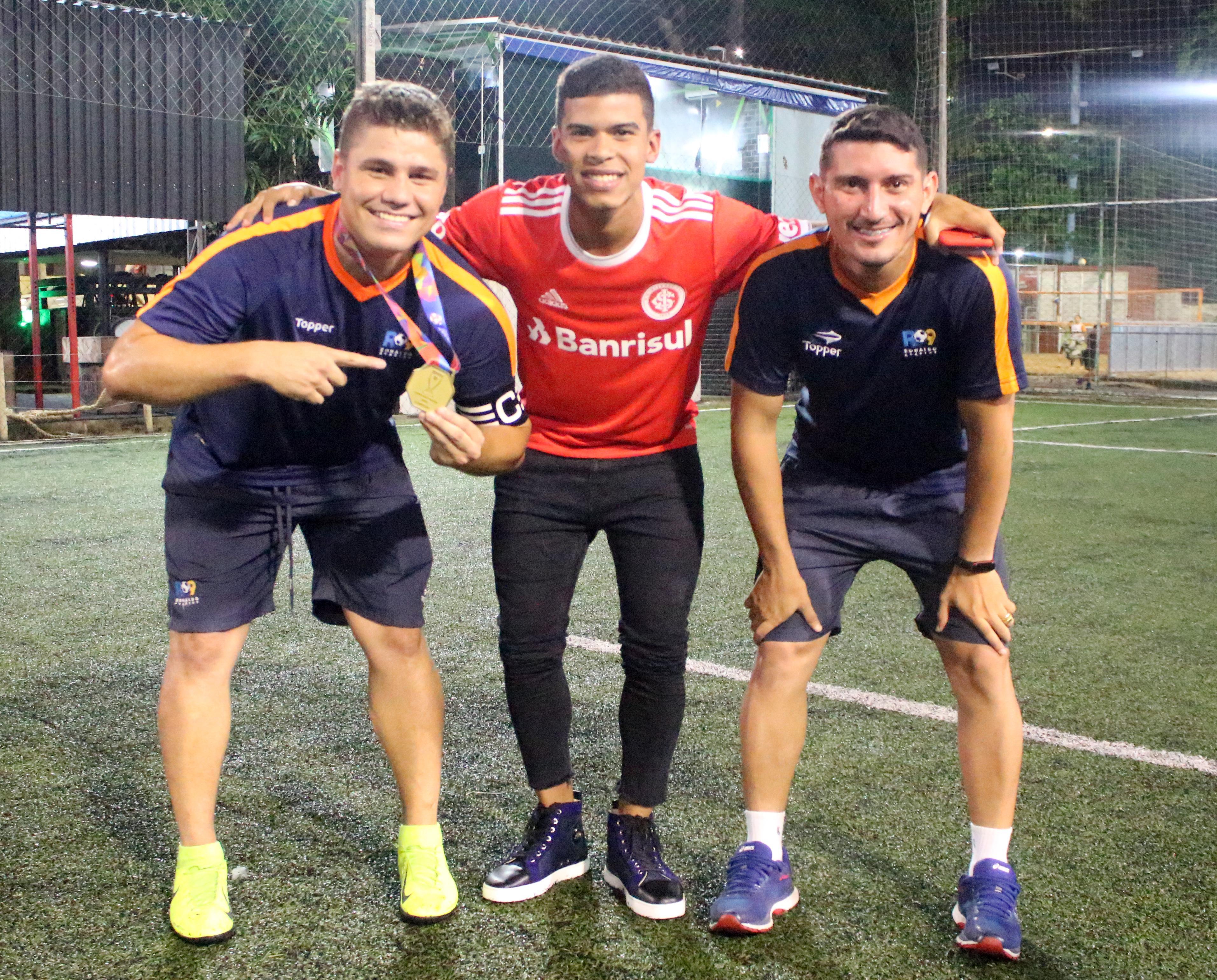 Cesinha, atual campeão da Copa São Paulo ladeado por Wilker Rangel e Caio Matos, empresários e educadores físicos