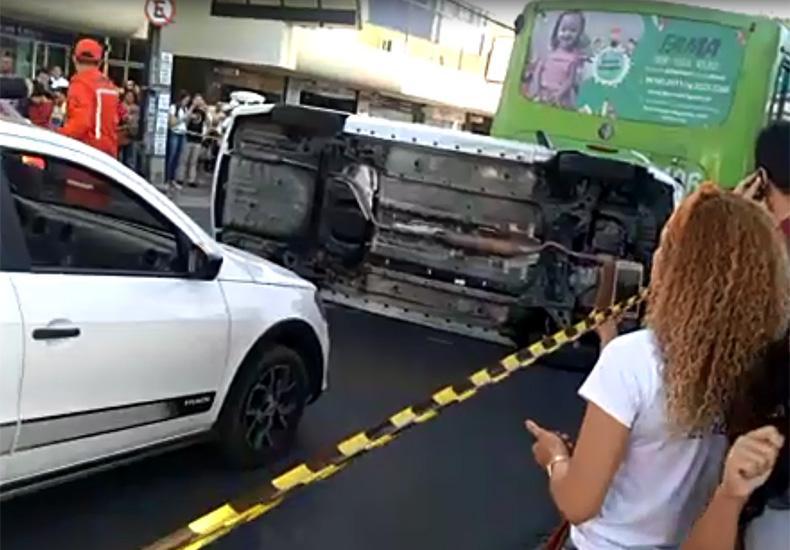 Acidente entre carro de passeio e ônibus no Centro