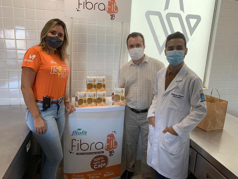 Representantes da Fitofit, Jeandra Nunes e Lívio César, acompanhados do Nutricionista e Professor do Unifacid, Glayson Moura