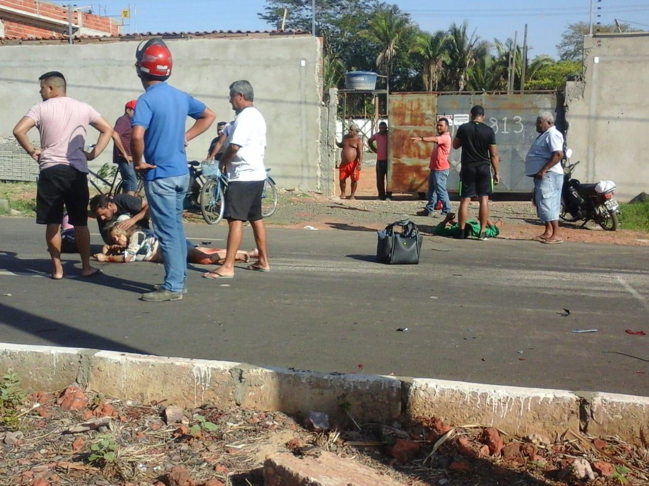 Idosa recebendo ajuda de populares