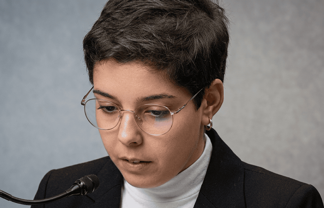 Brasileira denuncia abusos e violência após passar 213 dias presa em penitenciárias dos Estados Unidos.