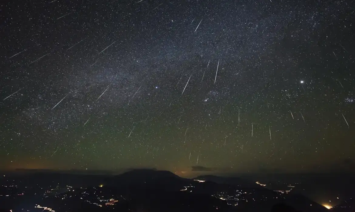 A chuva de meteoros Geminídeas deve atingir o pico na noite de hoje e madrugada de sábado (14)