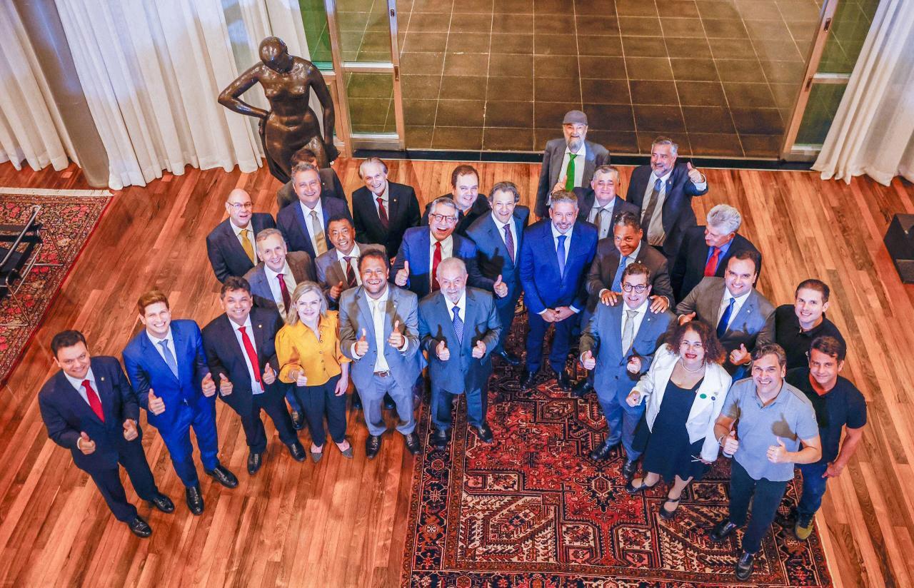Presidente Lula (PT) reuniu-se com o presidente da Câmara dos Deputados, Arthur Lira (PP-AL), com ministros do governo e com líderes partidários da Câmara, nessa quinta-feira (22)