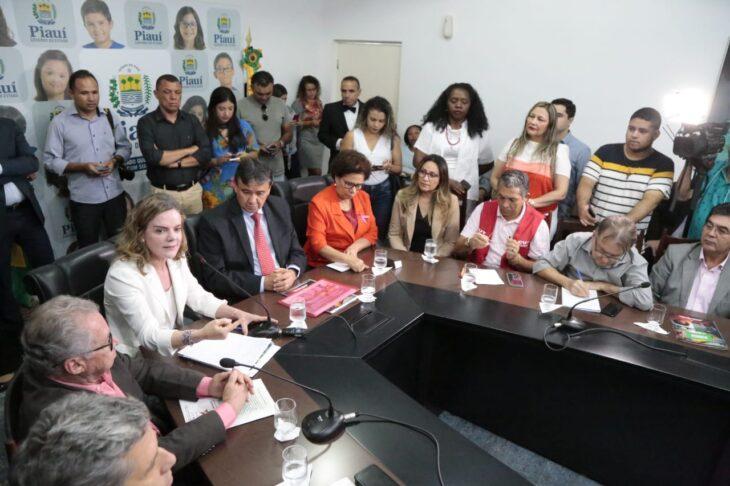 Reunião no Palácio do Karnak