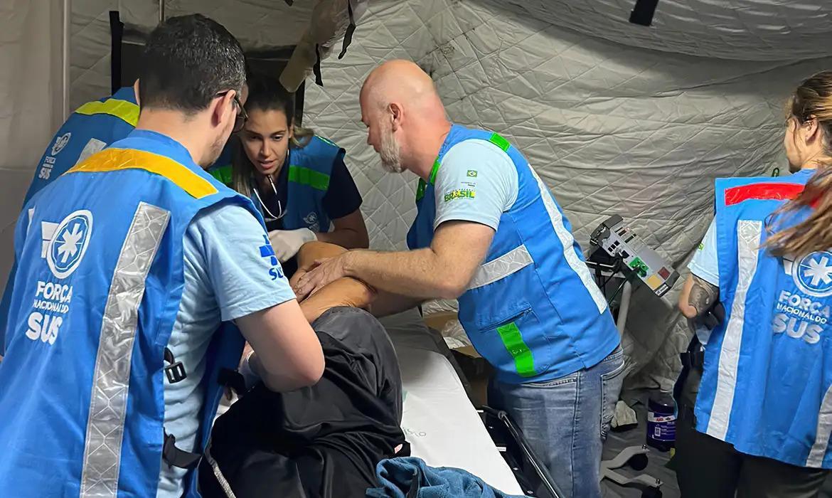 Profissionais e voluntários da Força Nacional do SUS trabalhando no Rio Grande do Sul