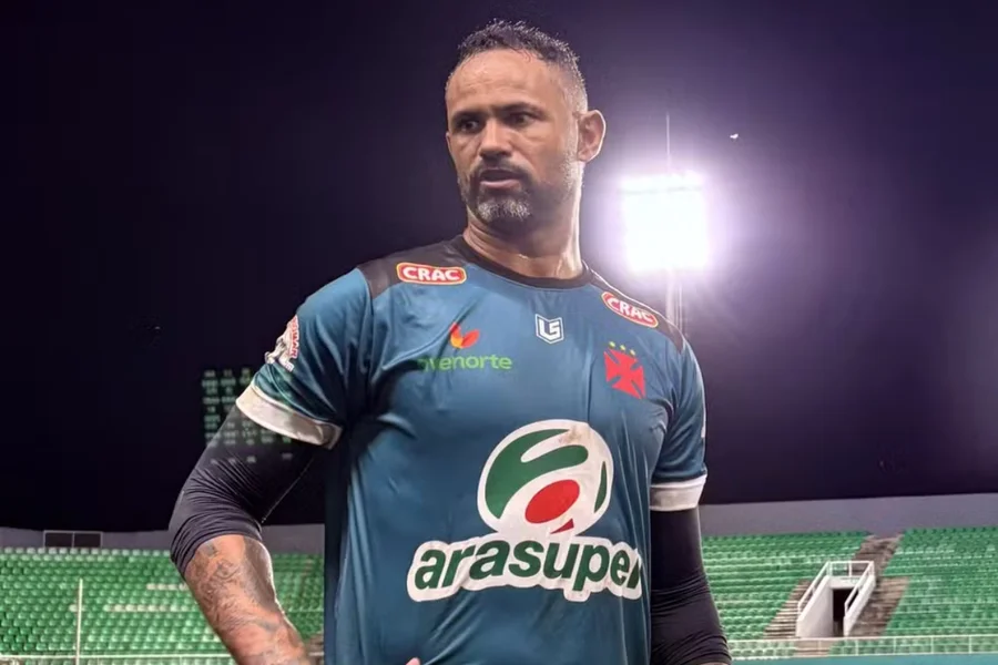 Goleiro Bruno é anunciado no Vasco do Acre; time conta com 4 investigados por estupro