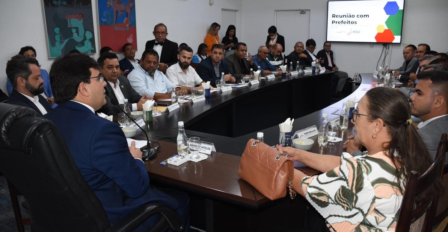 Governador Rafael Fonteles reunido com prefeitos de municípios do Piauí