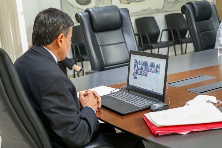 Governador durante reunião com o COE