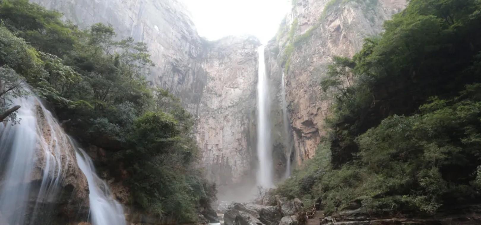 Cachoeira é descoberta sendo abastecida por canos