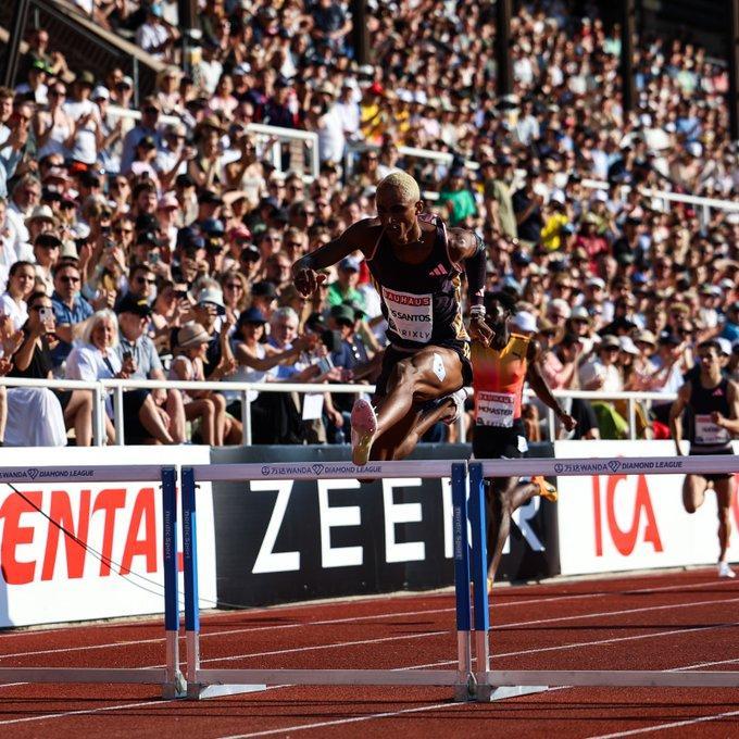 Velocista brasileiro domina os 400m com barreiras em Estocolmo após estabelecer marca mundial