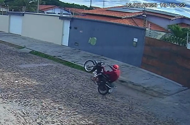 Motoqueiro dar "grau" e provoca acidente em Parnaíba