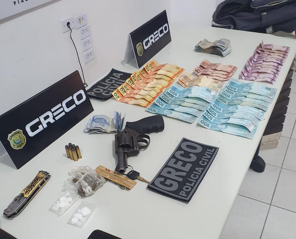 Uma arma, drogas e dinheiro foram encontrados com o suspeito